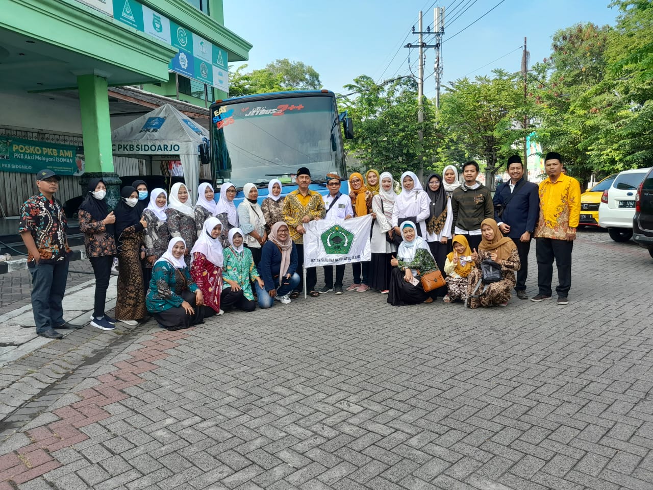 Sekretaris PCNU H. Agus Mahbub Ubaidillah bersama Rombongan PC ISNU Pendamping PPH dan Pelaku Usaha jelang berangkat ke Festival Produk Halal di Malang (1/10).