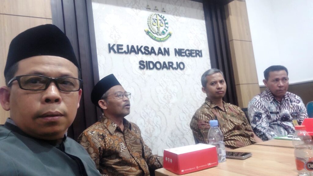Sholehuddin ketua isnusidoarjo bersama MUI sidoarjo di Kejaksaan Negeri