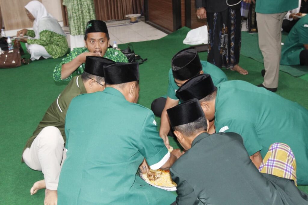 makan bersama secara 'keroyokan' (kenduri)