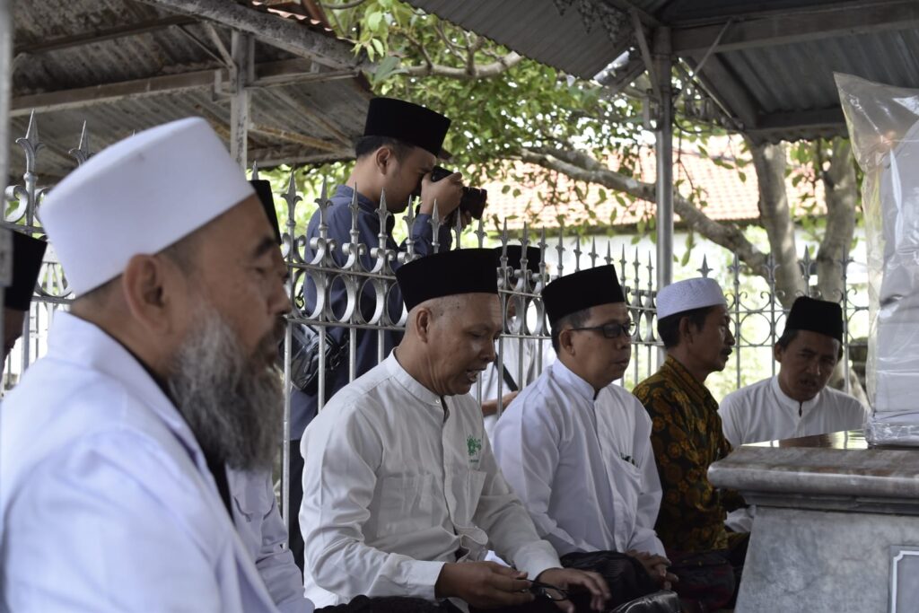 Jajaran PCNU, ISNU, dan badan otonom NU mengikuti doa Ziarah Muassis di Sidoarjo