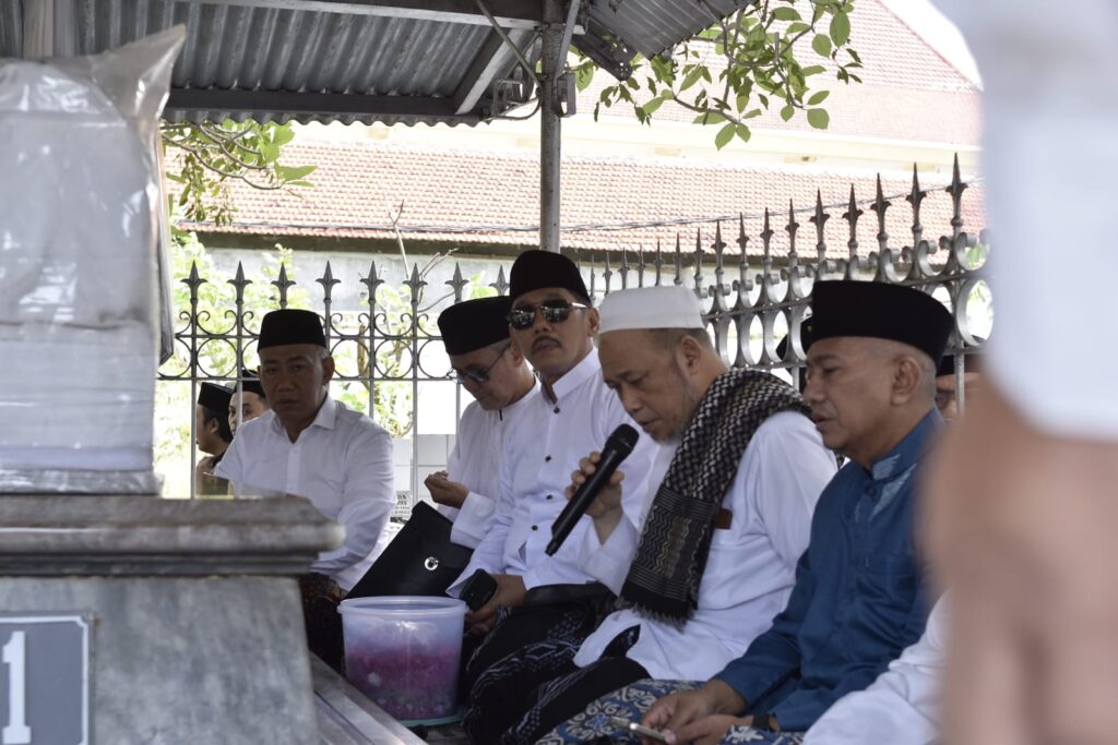 Pembacaan tahlil dan doa dalam Ziarah Muassis NU PCNU dan ISNU Sidoarjo