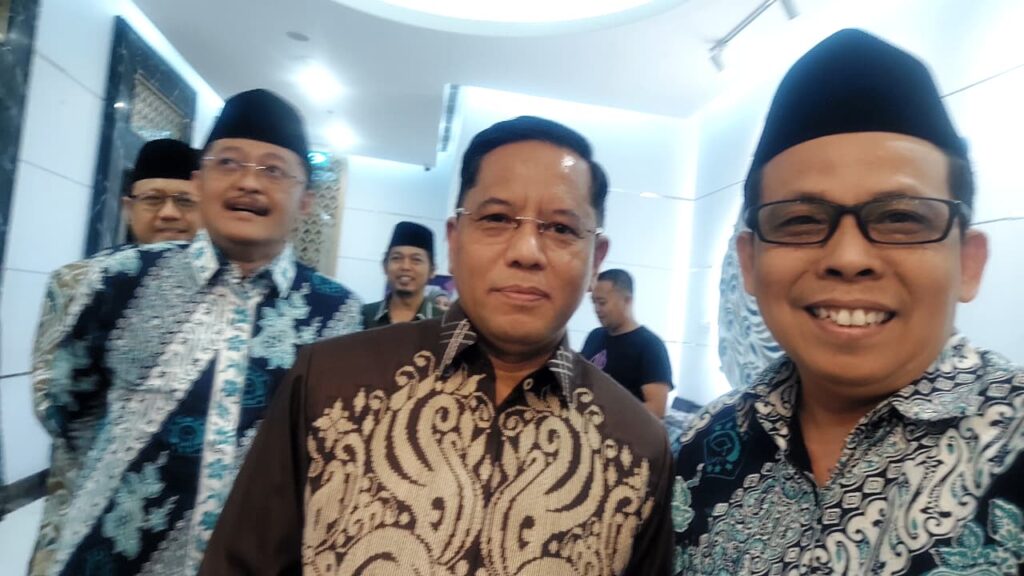Ketum PP ISNU Prof. Kamaruddin didampingi Plt. Ketua PW ISNU Jatim Prof. Afif dan Kabag TU Kanwil H. Syaikhul Hadi bersama Ketua PC ISNU Sidoarjo Dr. H. Sholehuddin, M.Pd.I