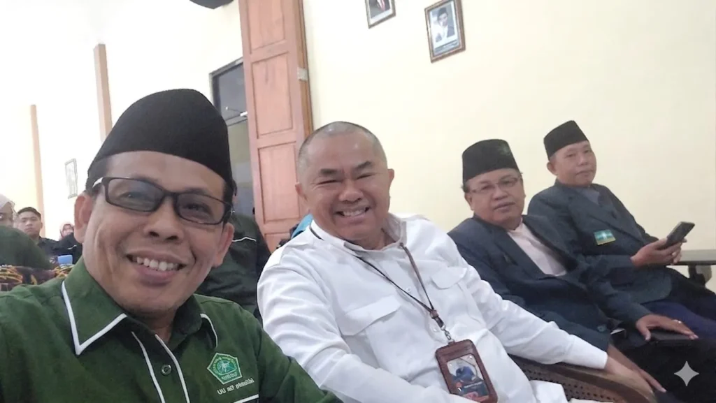 Ketua PC ISNU Sidoarjo bersama narasumber Helmy M. Noor dan jajaran MWCNU Taman