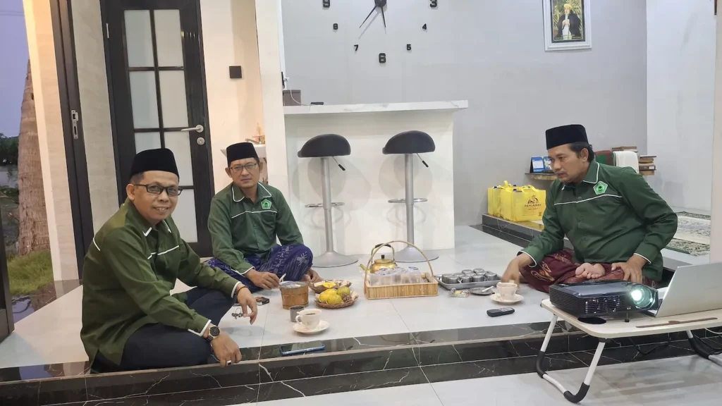 Dr. H. Sholehuddin bersama Dr. Chabib Mustofa, dosen Universitas Islam Negeri Sunan Ampel (UINSA) Surabaya