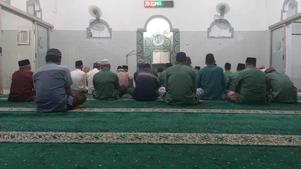 Jamaah mengikuti Lailatul Ijtima' LDNU Bandar di Mushalla Al Falah Sidoarjo