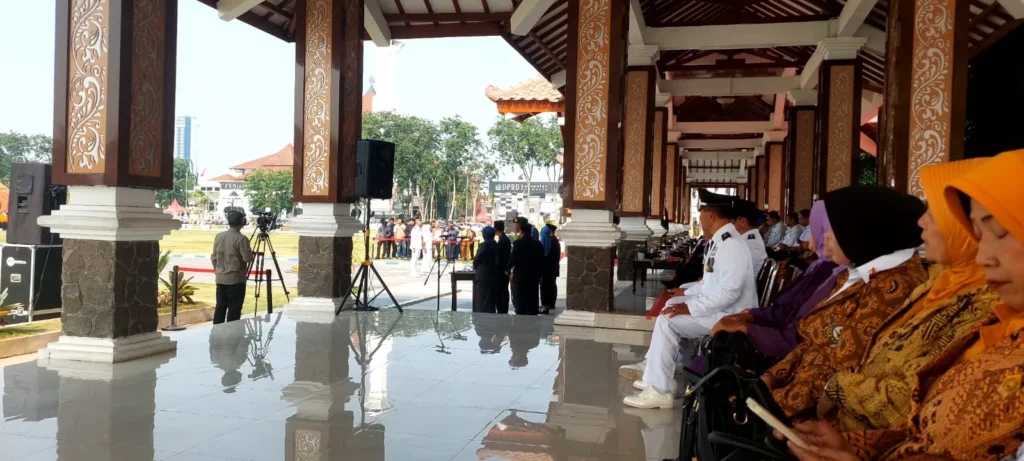  Upacara di Alun-alun Sidoarjo