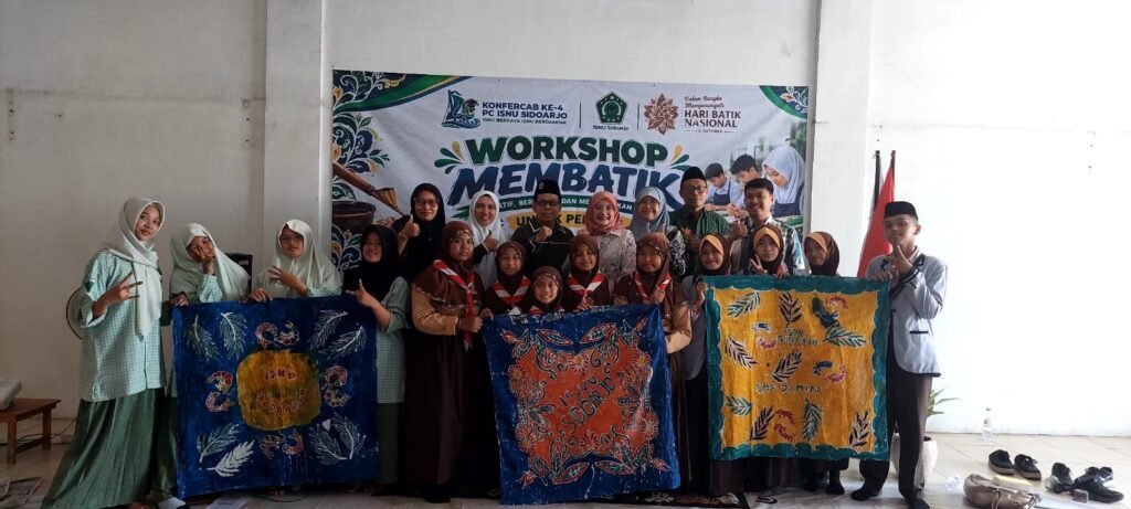 Pelajar mengikuti workshop membatik yang digelar PC ISNU Sidoarjo
