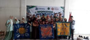 Pelajar mengikuti workshop membatik yang digelar PC ISNU Sidoarjo